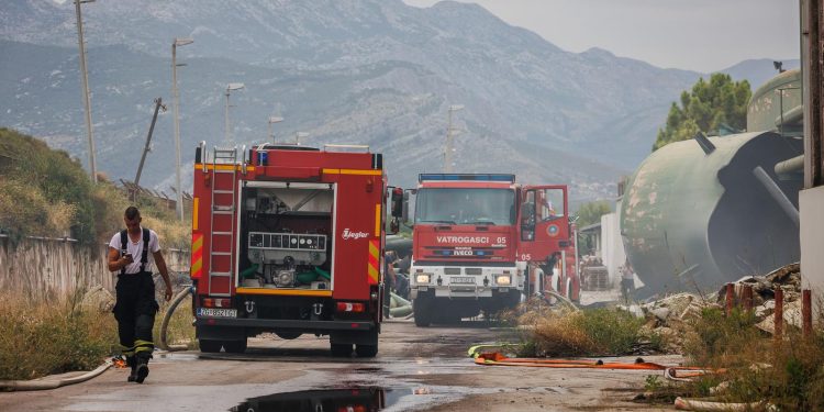 DEŽURA SE I NATAPA Požar u Kaštel Sućurcu još nije ugašen | NACIONAL.HR