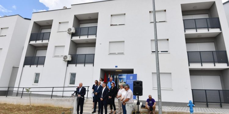 PLAN VLADE ZA TRŽIŠTE NEKRETNINA Oporezivat će se vlasnici praznih stanova, plaćali bi porez na vikendice | NACIONAL.HR