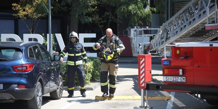 VATRA ZAHVATILA KROV Gori šoping centar u Šibeniku, dvoje zapelo u liftu | NACIONAL.HR