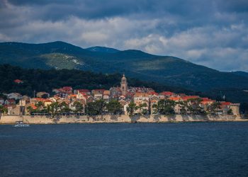 VRH SVETI ILIJA Vojni helikopter u akciji traganja za Česima nestalim na brdu iznad Orebića | NACIONAL.HR