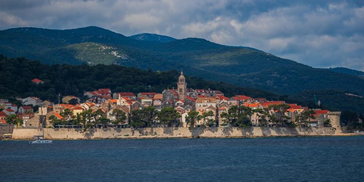 VRH SVETI ILIJA Vojni helikopter u akciji traganja za Česima nestalim na brdu iznad Orebića | NACIONAL.HR