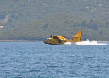 ZBOG VJETRA NA OPREZU Požar na Pelješcu pod nadzorom, dežura 40 vatrogasaca, dolazi i kanader | NACIONAL.HR