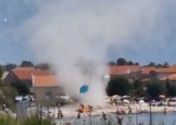 Panika na otoku Viru: Pijavica se obrušila na plažu, kupači bježali iz mora, nosilo im suncobrane