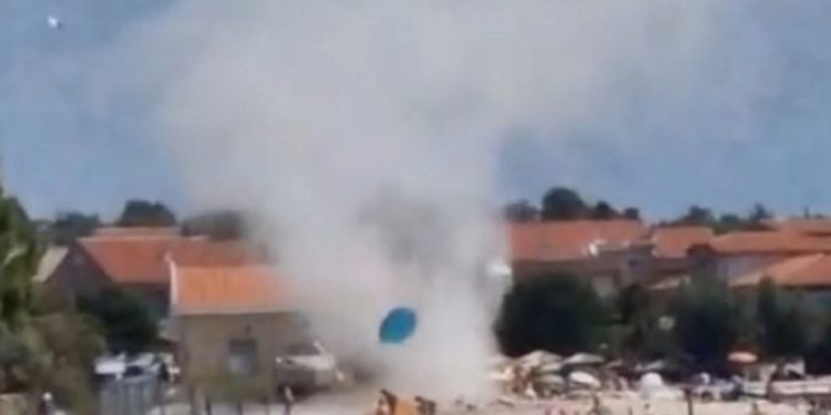 Panika na otoku Viru: Pijavica se obrušila na plažu, kupači bježali iz mora, nosilo im suncobrane