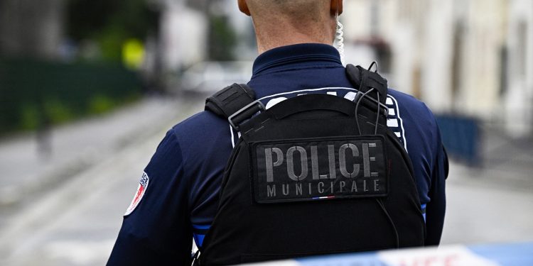 NOVI NAPAD NOŽEM Policajac ranjen u središtu Pariza | NACIONAL.HR