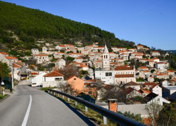 Plaža na omiljenom otoku zagađena fekalijama: Savjetuje se izbjegavanje kupanja
