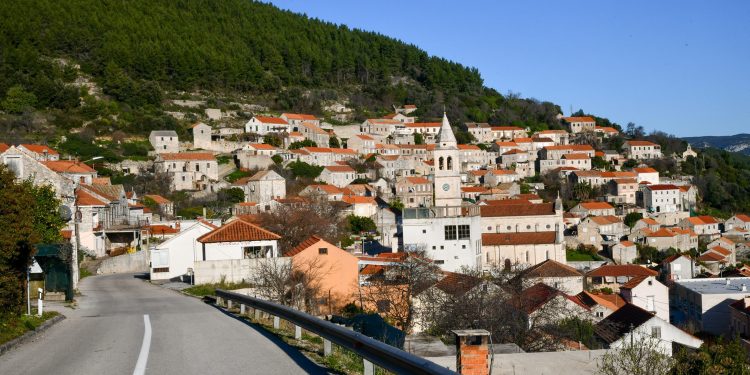 Plaža na omiljenom otoku zagađena fekalijama: Savjetuje se izbjegavanje kupanja