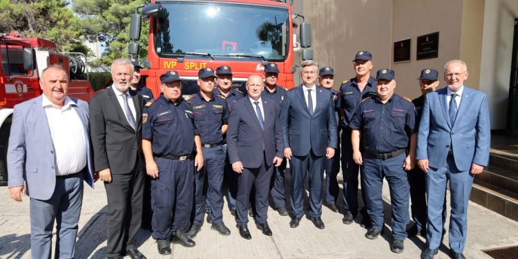 Plenković u Kaštelima “okupio” vatrogasne županijske zapovjednike, evo o čemu su pričali u Divuljama