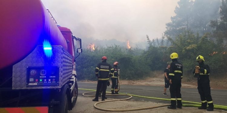 Počela evakuacija stanovništva kod Skradina: “Čuju se detonacije!”
