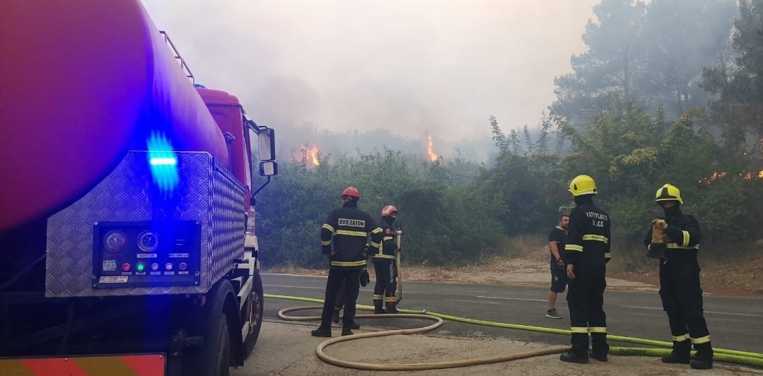 DAN VATRENE STIHIJE Gori u Solinu, Novoj Mokošici pored osnovne škole, Svetom Filipu i Jakovu - vatrogasci su na terenu!