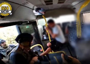 Pogledajte dramatičnu akciju policije: Muškarca koji je podmetnuo požar izvukli iz autobusa