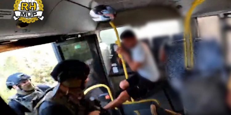 Pogledajte dramatičnu akciju policije: Muškarca koji je podmetnuo požar izvukli iz autobusa