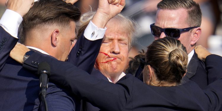 Pokušaj atentata na Trumpa: Okrznuto uho metkom iz puške