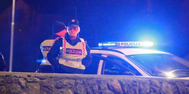 Policajci zaustavili vozača kod Kikovice: Kada su otvorili prtljažnik, ostali su u šoku