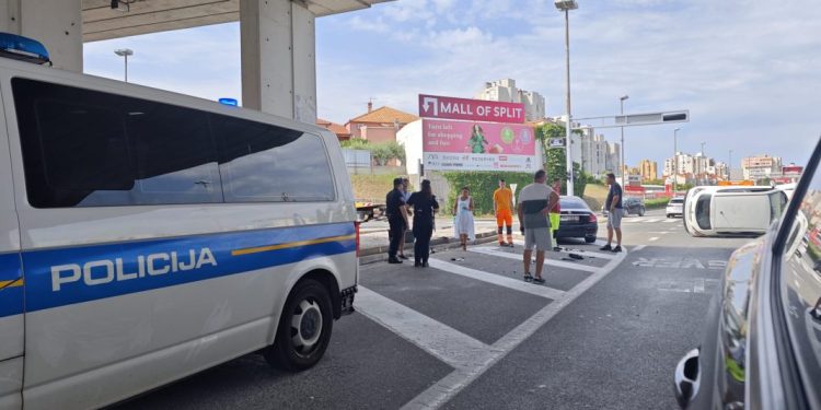 Policija traži svjedoke: Prometna nesreća na ulazu u Split nastala je zbog prolaska kroz crveno