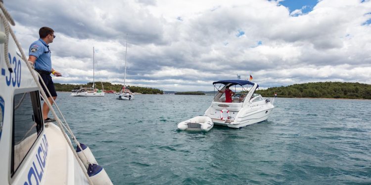 NEKOLIKO OZLIJEĐENIH Planuo požar na brodu u Biogradu na Moru | NACIONAL.HR
