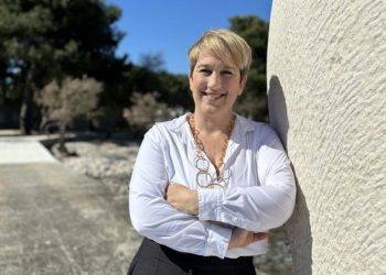 Ponosna je gradonačelnica Supetra. Kaže da su ceste javne i nisu dio hotelske cjeline Svpetrus hotela