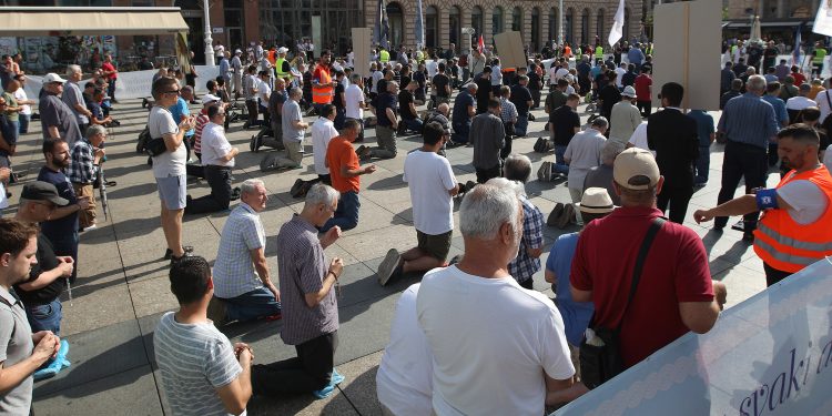 Posebna rasprava u Saboru o moliteljima s Trga: ‘Vrijeđa ih se, viče, zlostavlja, onemogućava’