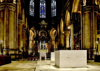 Postavili stravičnu sklupturu Gospe u Linzu, svećenik: ‘U totalnom sam šoku, ljudi ustanite’