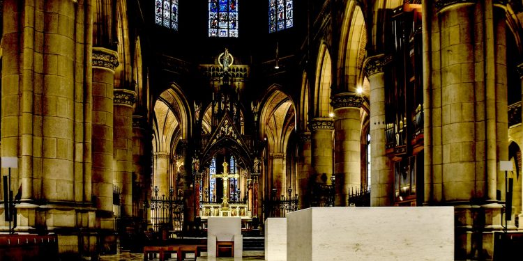 Postavili stravičnu sklupturu Gospe u Linzu, svećenik: ‘U totalnom sam šoku, ljudi ustanite’