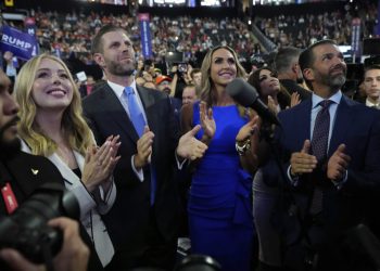 Potpuni delirij! Trumpov trijumfalni ulazak na stranačku konvenciju kao novog heroja nacije