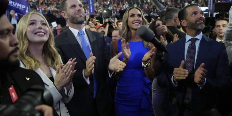 Potpuni delirij! Trumpov trijumfalni ulazak na stranačku konvenciju kao novog heroja nacije