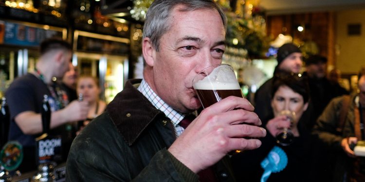 Povratak Nigela Faragea u politiku izaziva bore na britanskim izborima: Zašto se pokazao tako uspješnim?