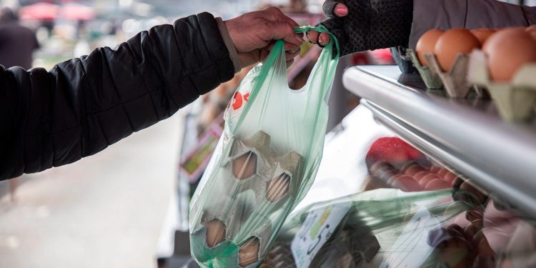 Povučena velika pošiljka uvoznih jaja, domaći proizvođač objasnio: ‘Ovako se razlikuju’