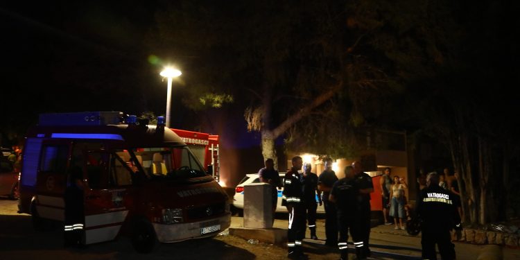 Požar nedaleko od Trogira lokaliziran: ‘Nema ugroze za turiste i kuće’