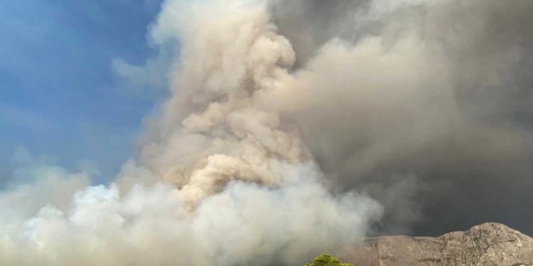 Požari bukte i kod Vrsina i Pakoštana, vatrogasci stižu iz cijele Hrvatske: ‘Čeka nas duga noć’