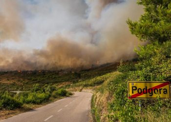 Pred noć se razbuktali požari, u Podgori planiraju evakuaciju dijela stanovništva!