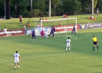 Prima se leđima prema golu i postiže sjajan pogodak iz zaleđa