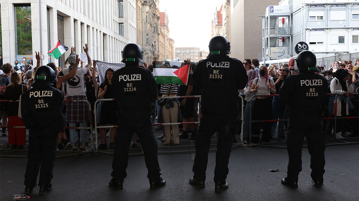 Njemačka policija stoji ispred protuizraelskih prosvjednika ispred Sveučilišta Humboldt u Berlinu.