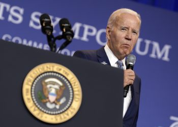 Procurile fotografije koje pomažu Bidenu kretanje po bini: ‘To koristi svaki napredni tim’