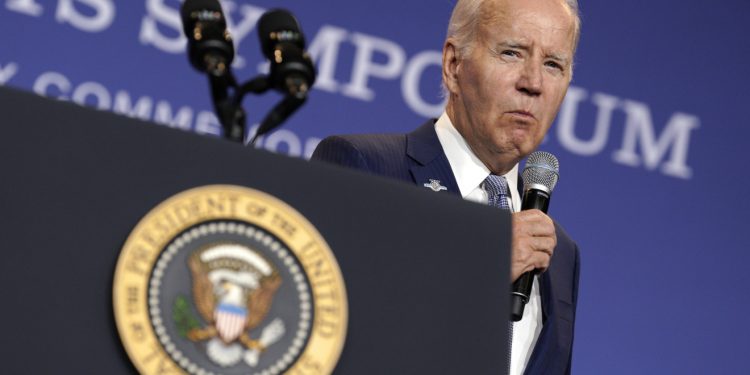 Procurile fotografije koje pomažu Bidenu kretanje po bini: ‘To koristi svaki napredni tim’