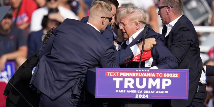 Pucali na Trumpa na skupu, agenti ga izveli krvavog: ‘Dvoje mrtvih, ovo je pokušaj atentata’