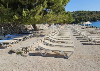 Pune ruke posla za splitske komunalce na Čiovu, jedne počiste, drugi ležaljkama zauzmu čitave plaže!