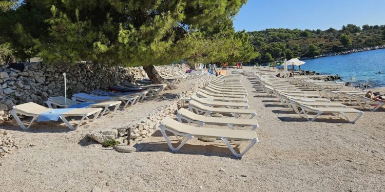 Pune ruke posla za splitske komunalce na Čiovu, jedne počiste, drugi ležaljkama zauzmu čitave plaže!