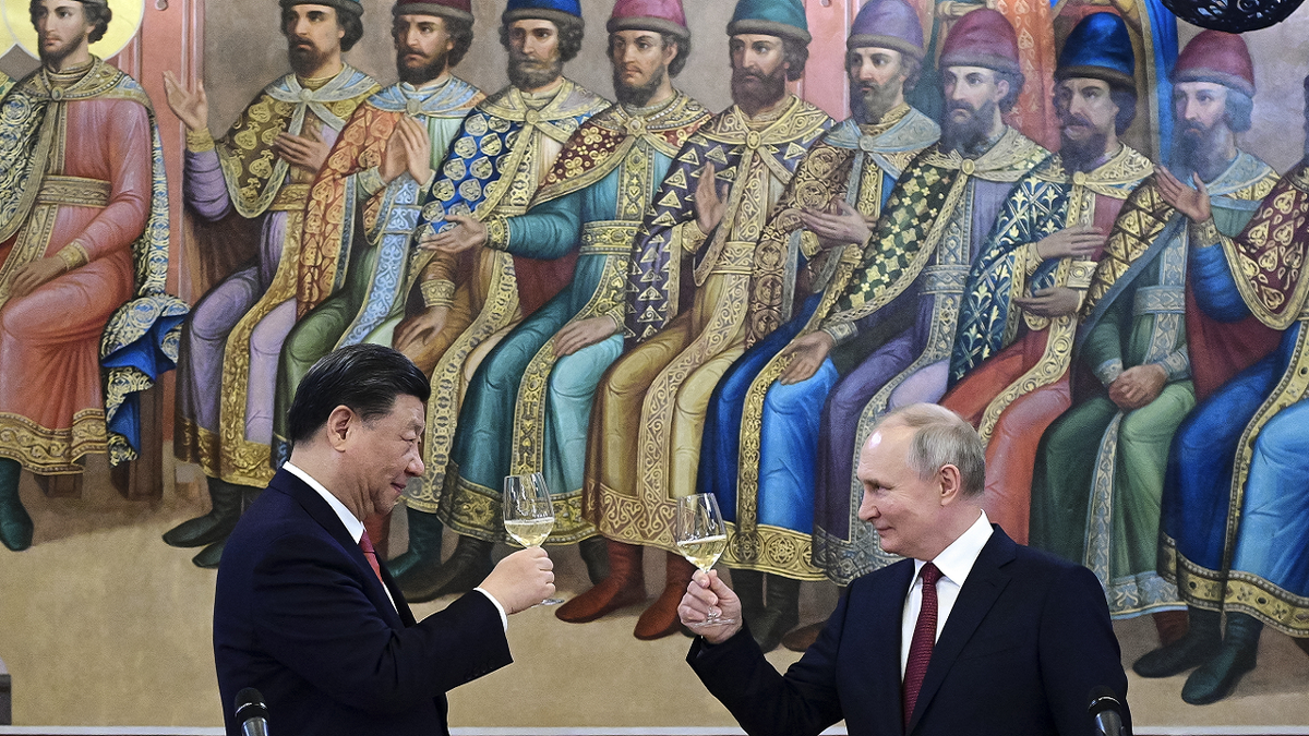 Xi Jinping i Putin nazdravljaju tijekom večere