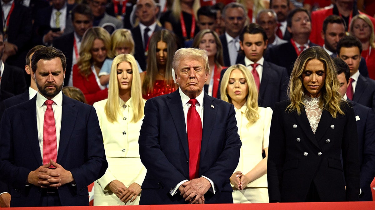 Senator JD Vance, republikanac iz Ohia, slijeva, bivši američki predsjednik Donald Trump i Lara Trump, supredsjedavajuća Nacionalnog odbora Republikanske stranke, tijekom Nacionalne konvencije Republikanske stranke