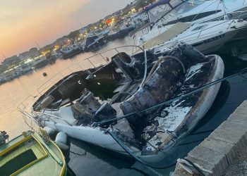 RUŽAN PRIZOR Na vezu u Pakoštanima godinama se nalazi i ova izgorena olupina. Načelnik: “Idemo u hitno uklanjanje!”