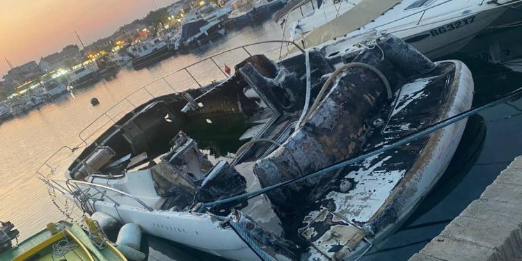 RUŽAN PRIZOR Na vezu u Pakoštanima godinama se nalazi i ova izgorena olupina. Načelnik: “Idemo u hitno uklanjanje!”