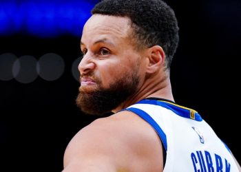 Ratnici, spasite vojnika Curryja.  U redu je biti stariji, ali za pobjedu su mu potrebna pojačanja