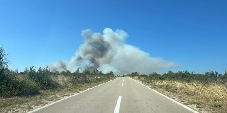 Razmišljamo o evakuaciji, situacija na požaru kod Skradina je teška!