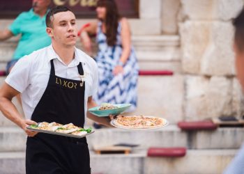 Rekordan skok potražnje za radnicima u srednjoj Dalmaciji. U isto vrijeme, veliki rast iznosa fiskaliziranih računa