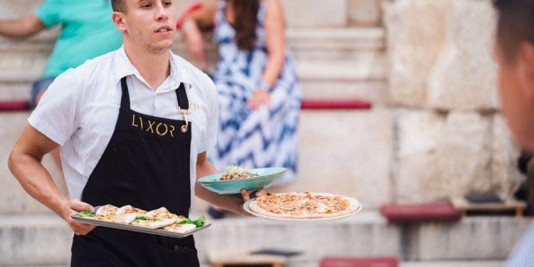 Rekordan skok potražnje za radnicima u srednjoj Dalmaciji. U isto vrijeme, veliki rast iznosa fiskaliziranih računa