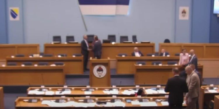 Republika Srpska izglasala uvođenje grba s dvoglavim orlom i srbijanske himne: Neće im proći