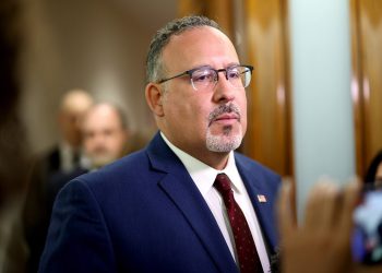 Republikanski generalni savjetnici optužuju Bidenovog ministra obrazovanja za ‘flagrantno’ kršenje Hatchovog zakona