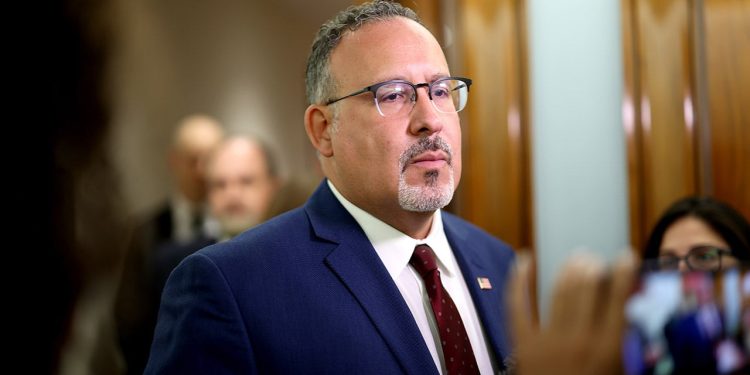 Republikanski generalni savjetnici optužuju Bidenovog ministra obrazovanja za ‘flagrantno’ kršenje Hatchovog zakona