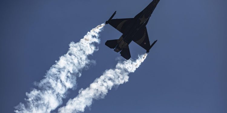 Rusi masovno napadaju ukrajinske aerodrome na koje trebaju stići avioni F-16; Kijev podiže 200 000 ljudi